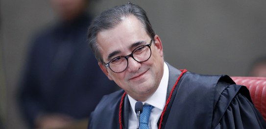 Ministro Admar Gonzaga é homenageado em sua última sessão no TSE